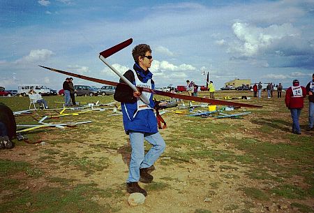 Alex McMeekin carries his Acacia to the flightline on Day One