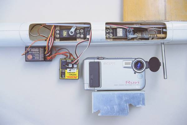 Algebra 3M with Sony Ruvi videocam, Ikarus Wing Gyro and Futaba R107R receiver. The pics used an Oly C380L instead of the videocam. The digicam was driven by an O/D interface (not shown)