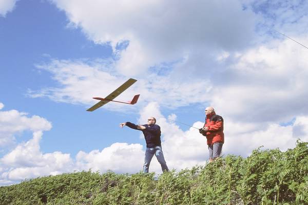 Hole of Horcum: Kev Newton launching Ian Mason's 100" O/D. It was Ian's first F3F event.