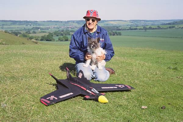 Ivinghoe Beacon: Derek Warner and dog Midge, with Ripmax Alienator glider conversion. Flies well.