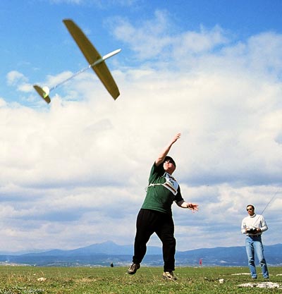 Light winds and thermals ideal for DLG. Here Espen Torp does a discus launch of his "Select", for Jorge Infante.