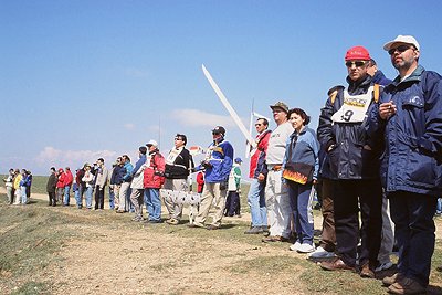 Pilots line up to watch a model struggling to get a thermal.