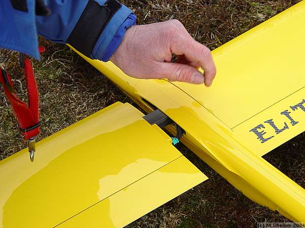 Mark Southall assembling his Elita. Very stiff wing indeed as was proved during aerobatics.