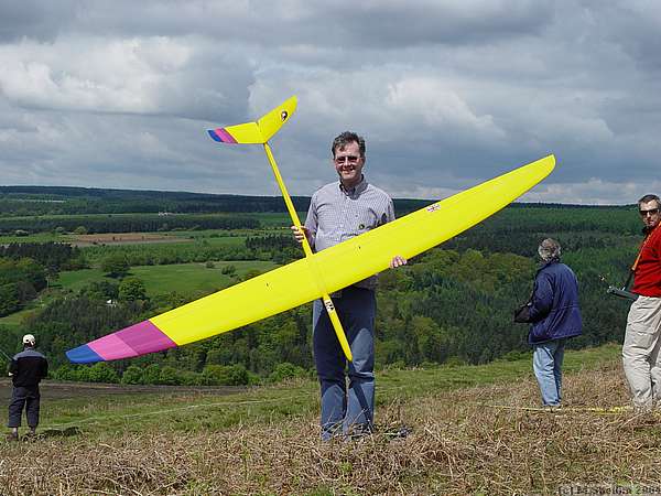 Greg Dakin with Race M. 2.96 meter, two-piece wing, single carbon/Rohacell skins. V-tail on Greg's model is one-piece, all moving version is available