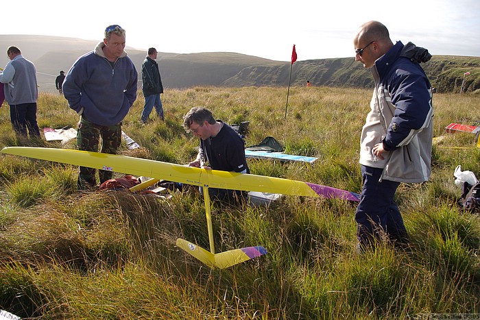 Greg Dakin placed 8th flying a Race M. On the left is Mark Abbotts, right is Mick Lideard.