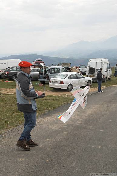 Arnaud Krebs is no respecter of location! Entertained with superb 3-D aerobatic flying while waiting for the wind to blow