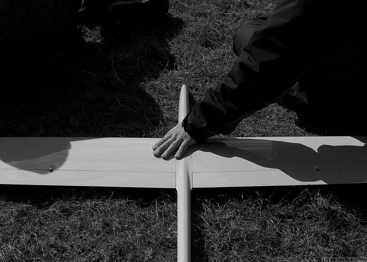 A restraining hand against the stiff (