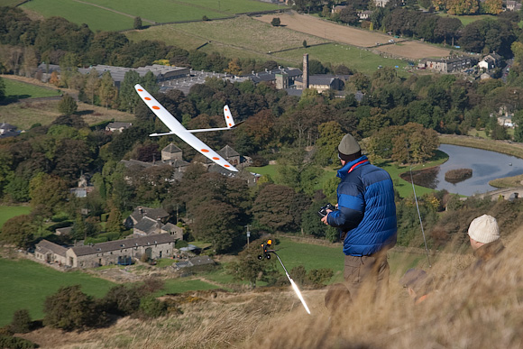 Simon Thorton steers his Ceres past the wind meter. Well defined compression zone required accurate close passes.