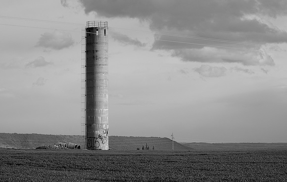 Silo, outside Humanes.