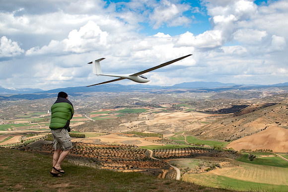 The flight of Vic's ASW27 is something of an annual event at La Muela