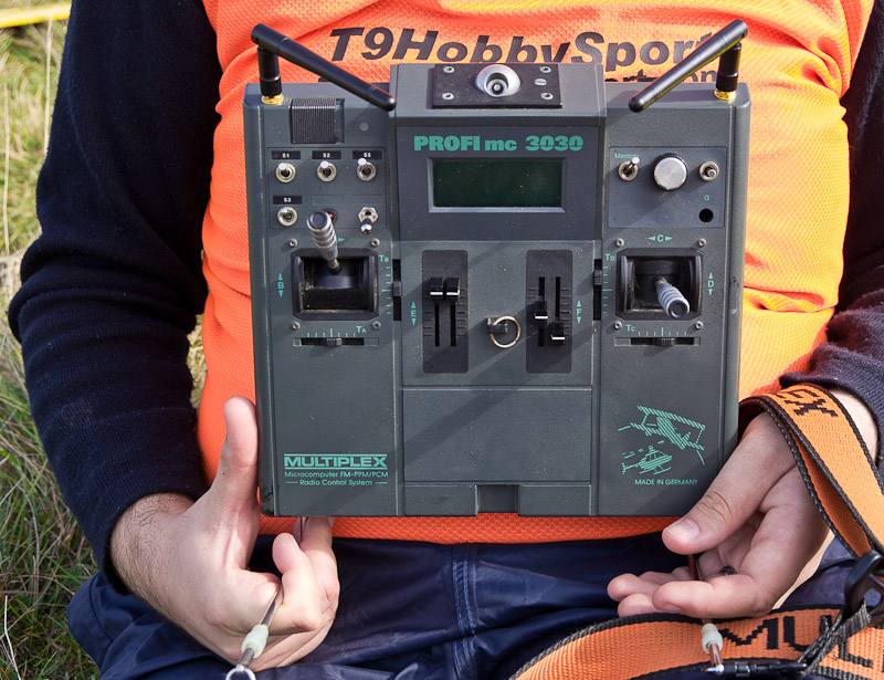 Twin aerials transmit independent FHSS signals at close to max legal power (2 x 100 mW). Safety-type switch to right of the LH stick selects between 35 MHz  (via regular MPX module) and 2.4 GHz.